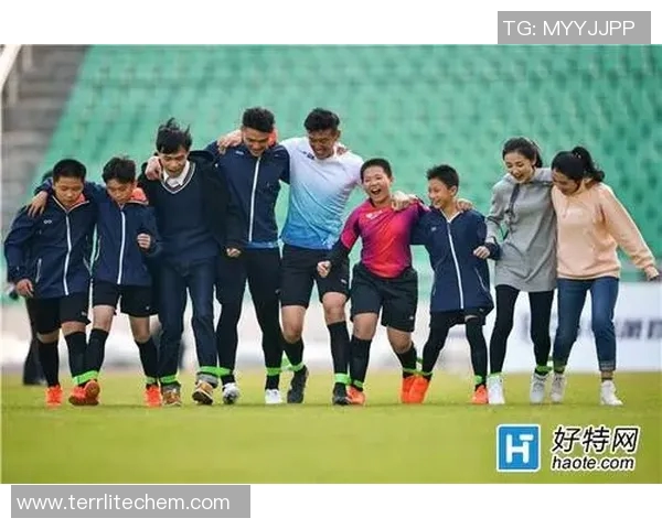 足球明星平安夜盛典星光璀璨欢聚一堂共庆佳节温情时刻