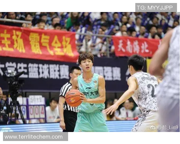 上海篮球队在精英赛中以73分稳居积分榜首位，展现强劲实力